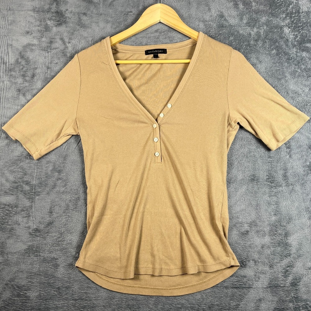 Banana Republic Henley T Shirt Womens Large Beige Ribbed Knit V Neck Curved Hem
